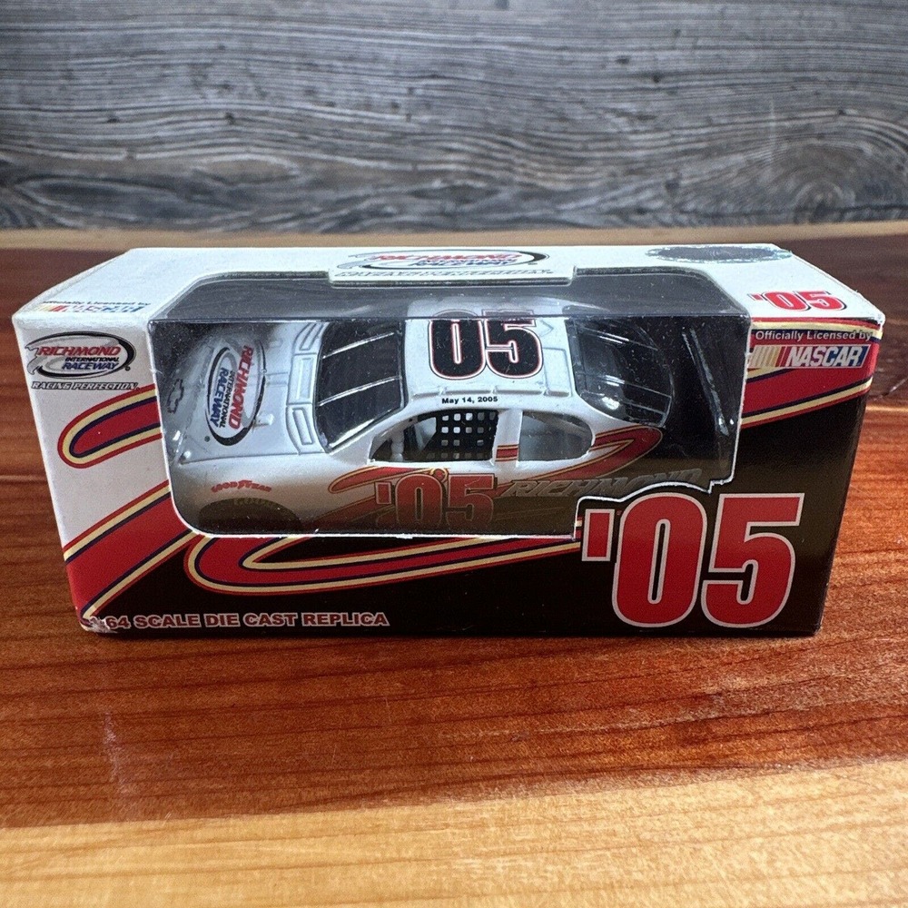 Richmond International Raceway 05 Die‎ cast Nascar 1:64 Team Caliber 2005
